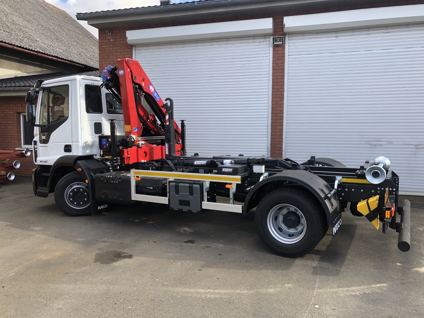 Iveco s hydraulickým jeřábem a hákovou technikou připravené pro montáž