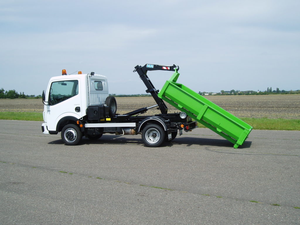 Kontejner na kloubové hákové nástavbě v provozu